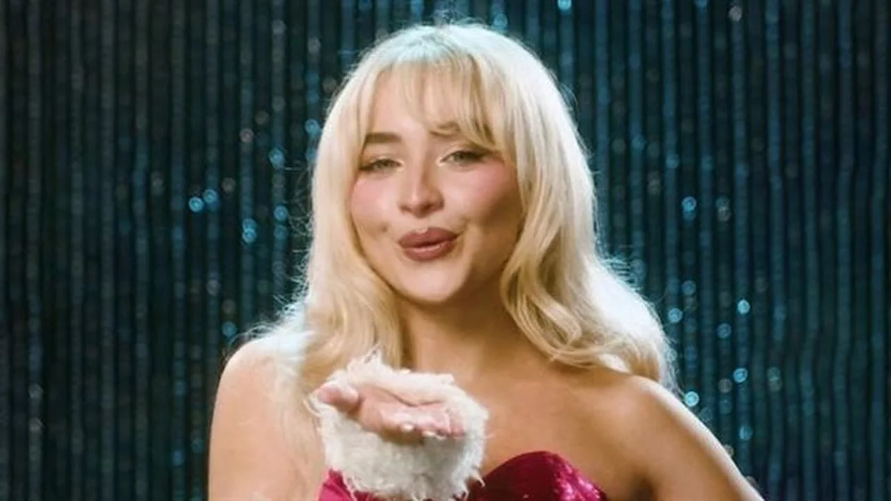 اعتذار علني.. سابرينا كاربنتر توضح ملابسات استخدام صوت احتفالي أثار غضب المتابعين